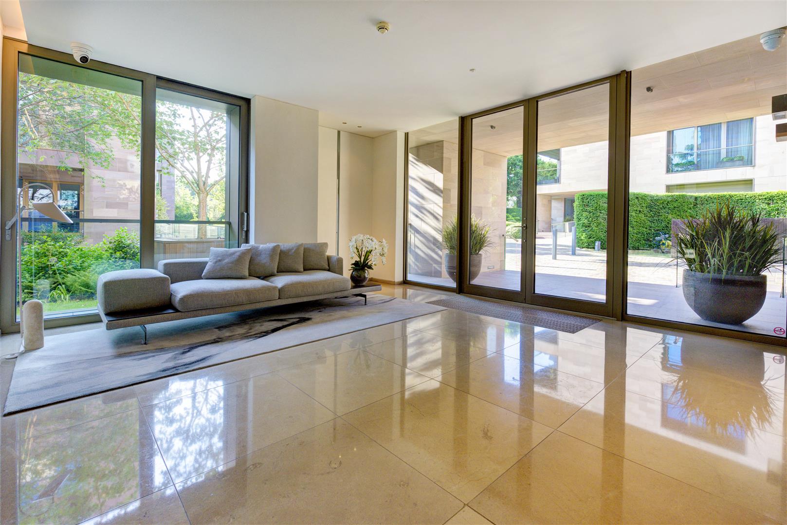 Hampstead Lane Highgate N6 4RU