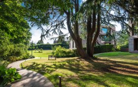 Hampstead Lane Highgate N6 4RU