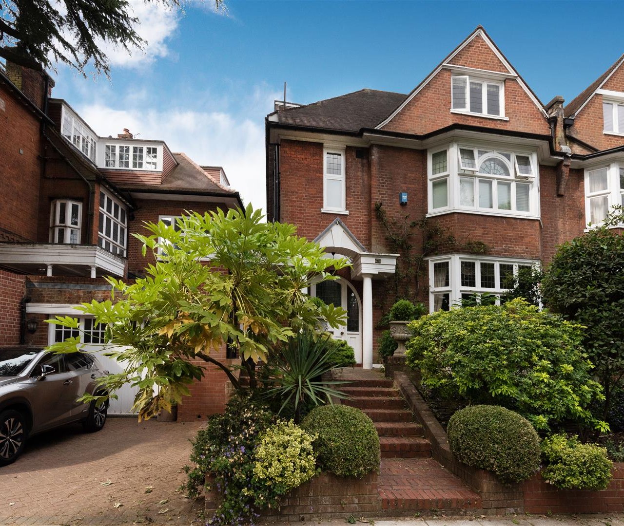 Hollycroft Avenue Hampstead NW3 7QN