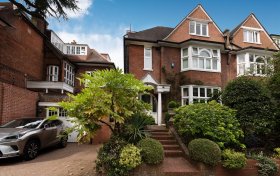 Hollycroft Avenue Hampstead NW3 7QN