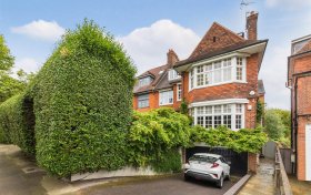 Hollycroft Avenue Hampstead NW3 7QJ