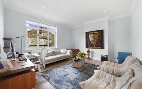 Park Avenue, Golders Hill Park, NW11 7SJ
