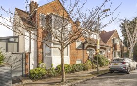 Park Avenue, Golders Hill Park, NW11 7SJ