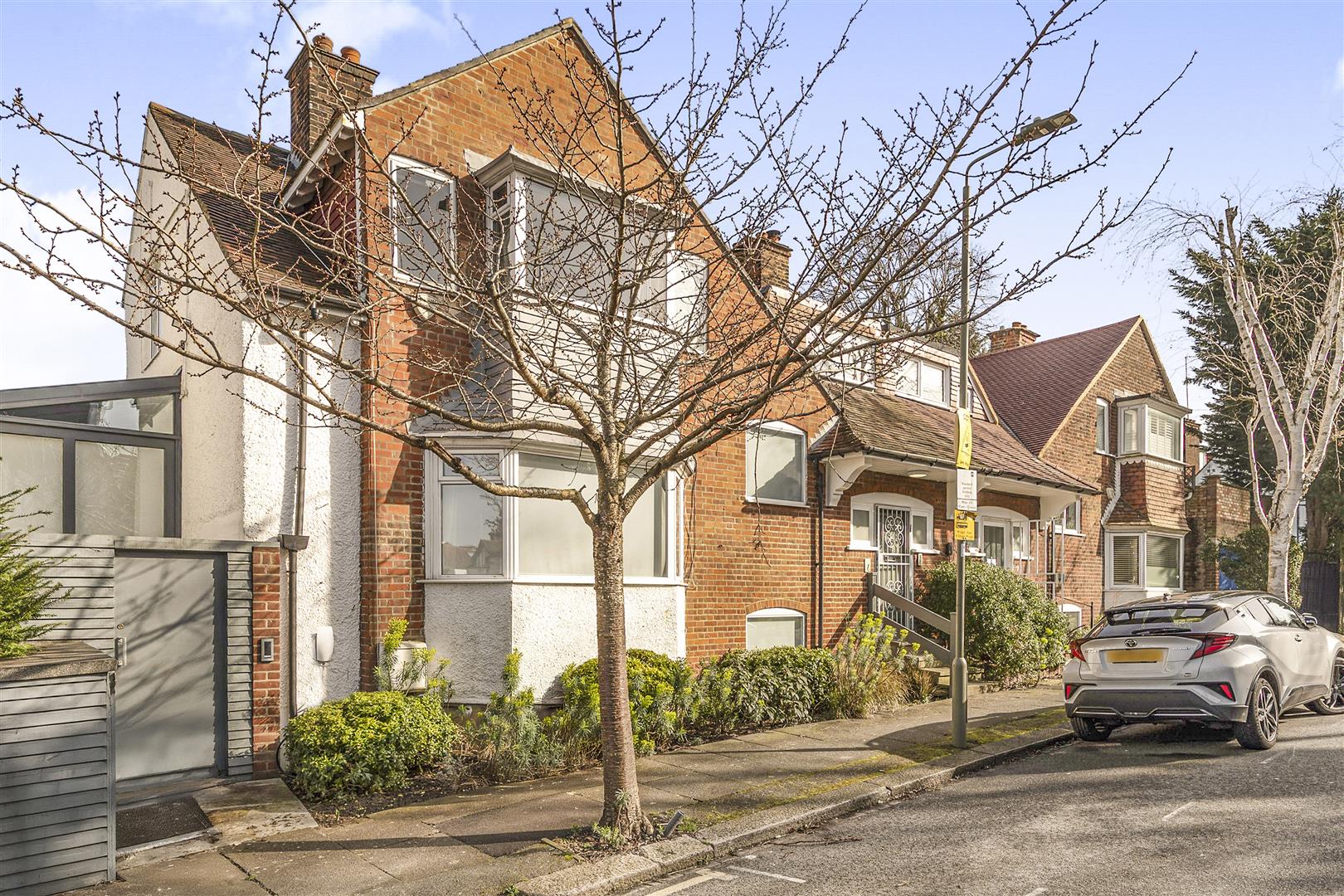 Park Avenue, Golders Hill Park, NW11 7SJ