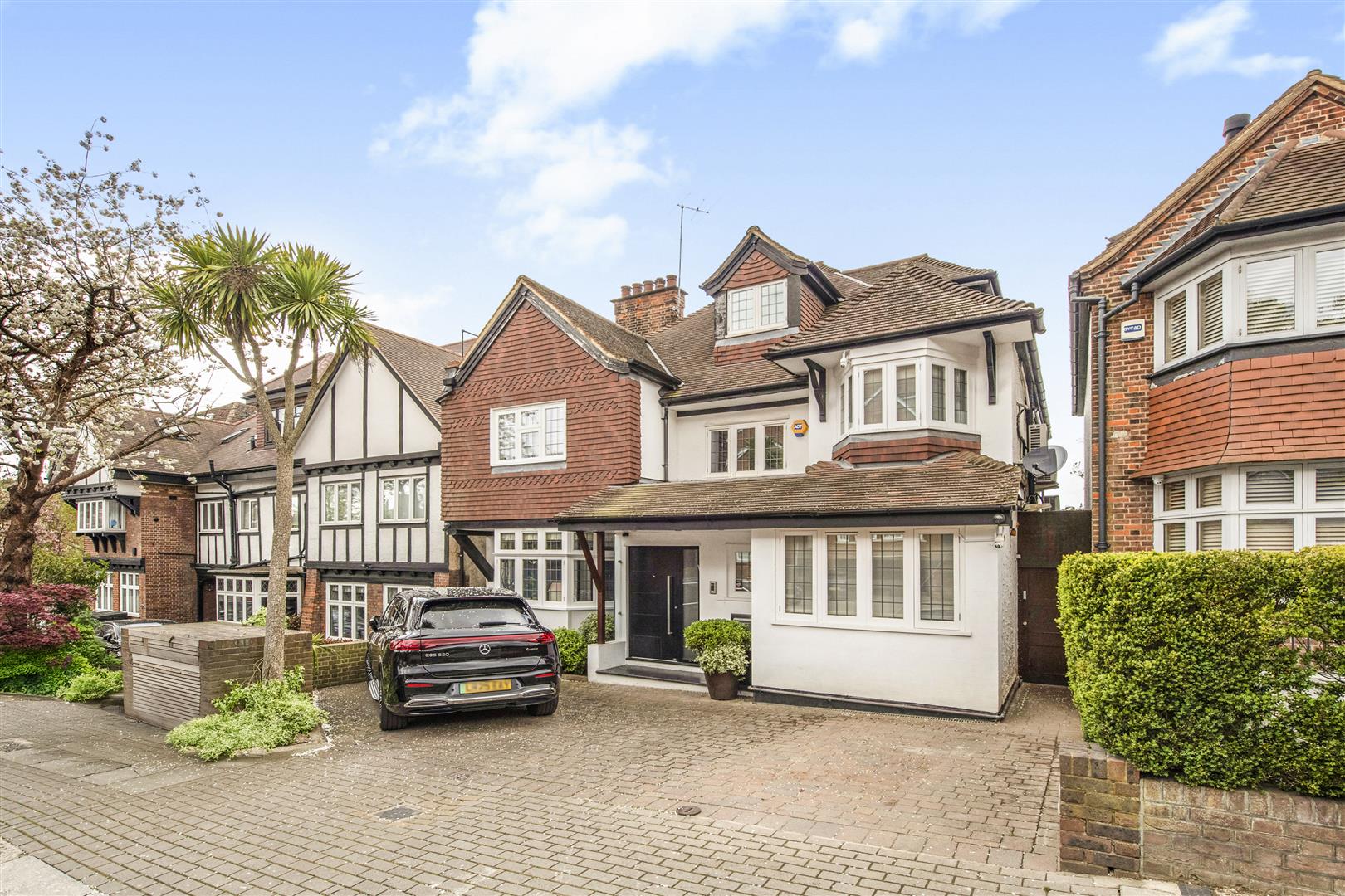 West Heath Road, Hampstead, NW3 7TT