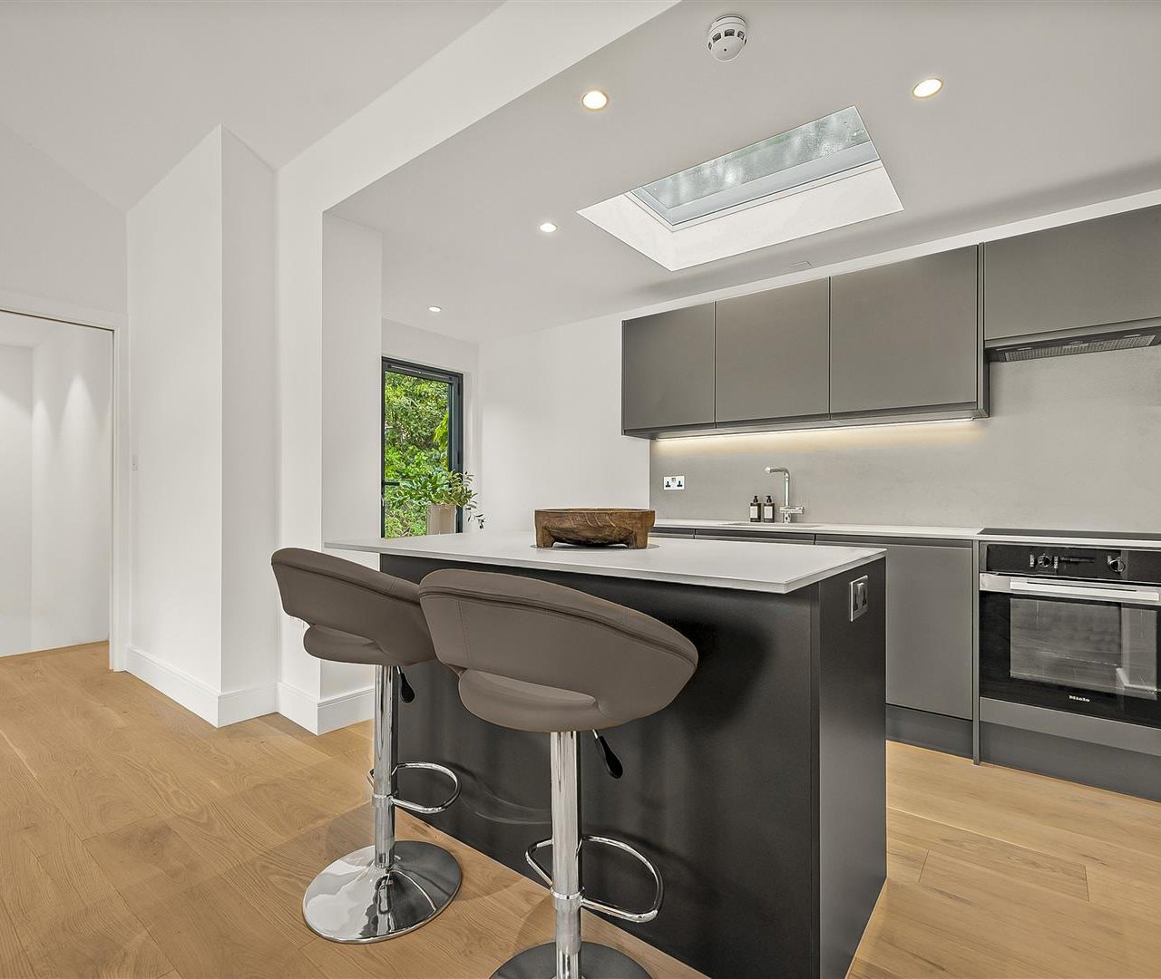 Belsize Lane, Belsize Park, NW3 5BB