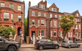 Frognal, Hampstead, NW3 6AG