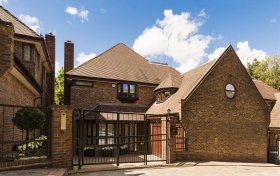 Westover Hill, Hampstead, NW3 7UH