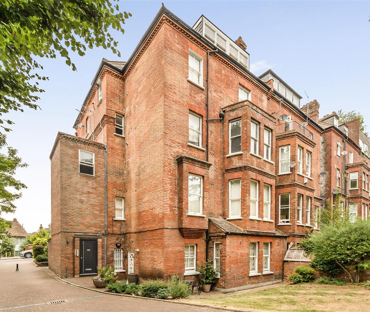 Frognal, Hampstead, NW3 6AG