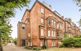Frognal, Hampstead, NW3 6AG