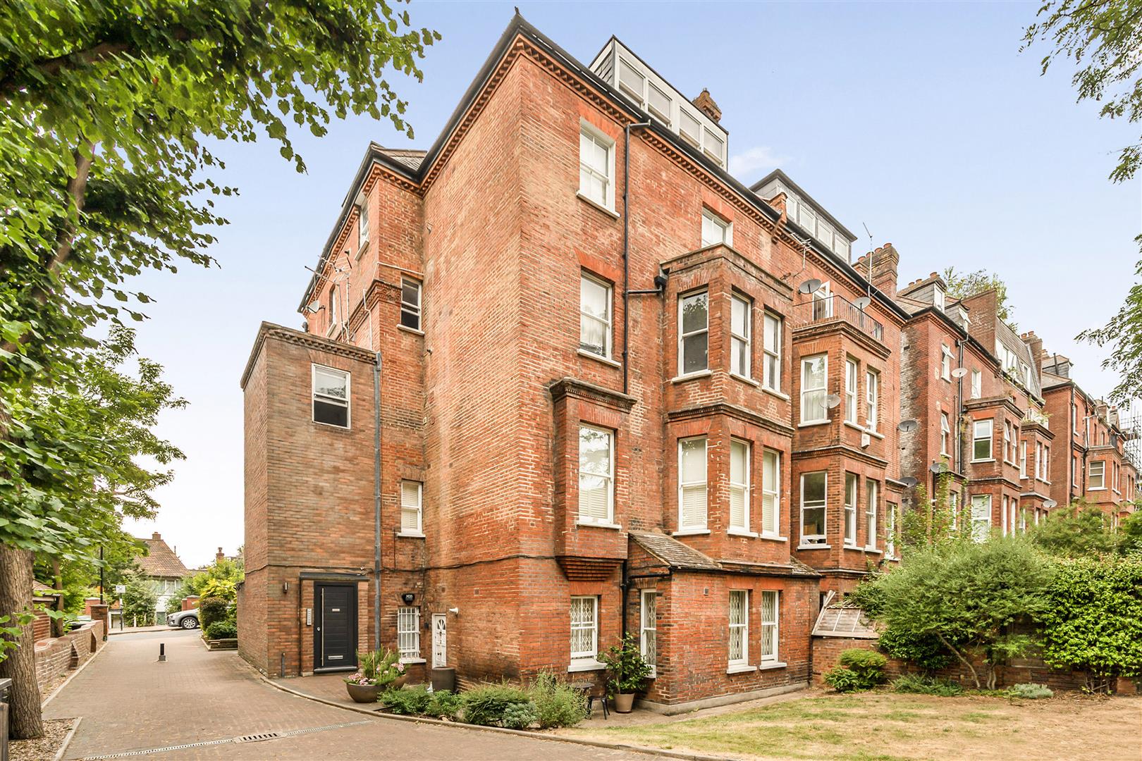 Frognal, Hampstead, NW3 6AG