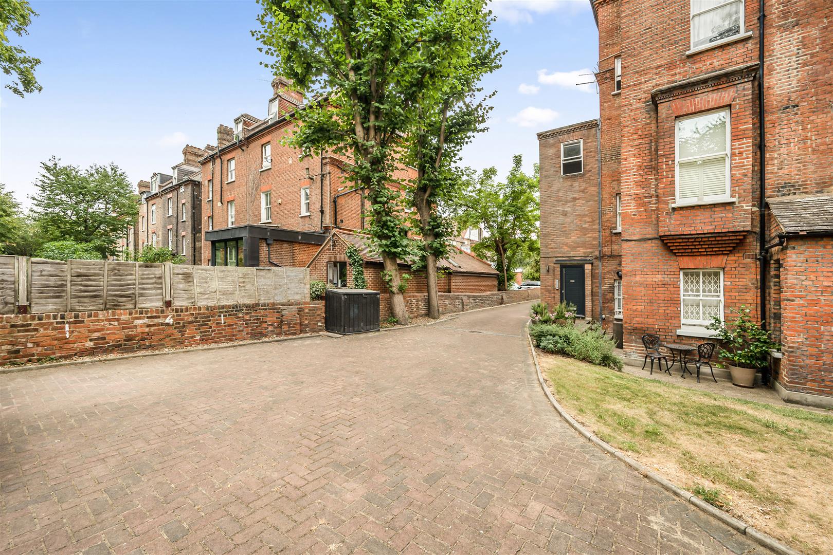 Frognal, Hampstead, NW3 6AG
