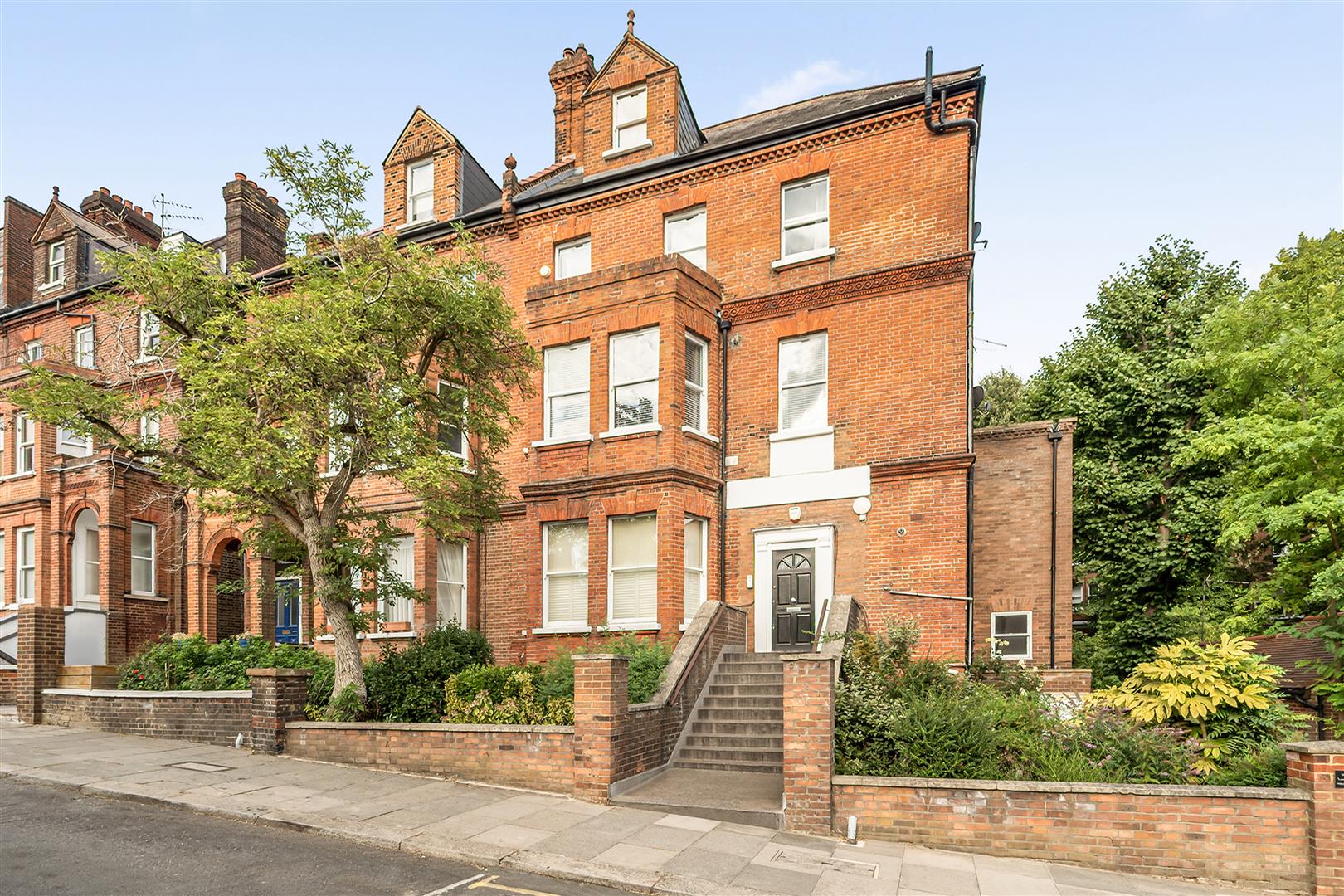 Frognal, Hampstead, NW3 6AG