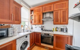 Belsize Grove, Belsize Park, NW3 4UU