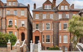 Frognal, Hampstead, NW3 6AG