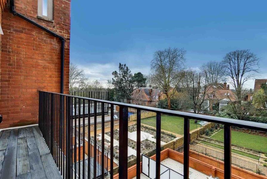 Fitzjohns Avenue, London, NW3 6PH
